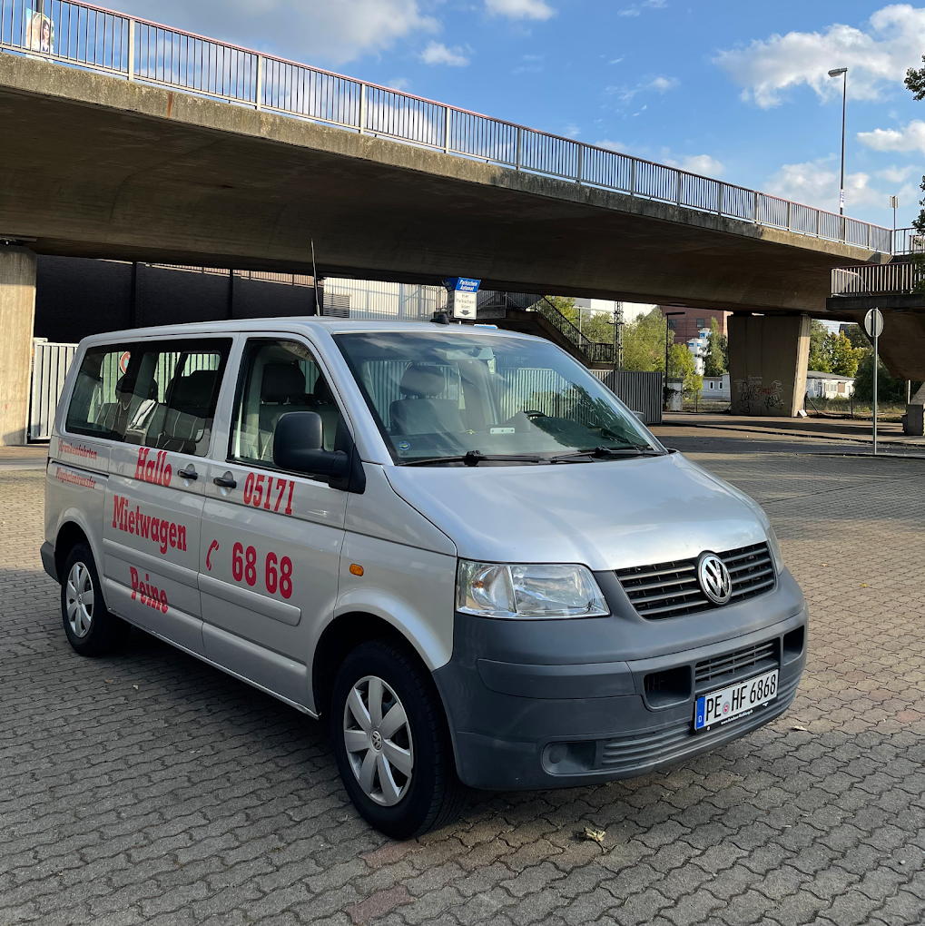 Silbernes VW-Großraumfahrzeug von Hallo Taxi Peine.