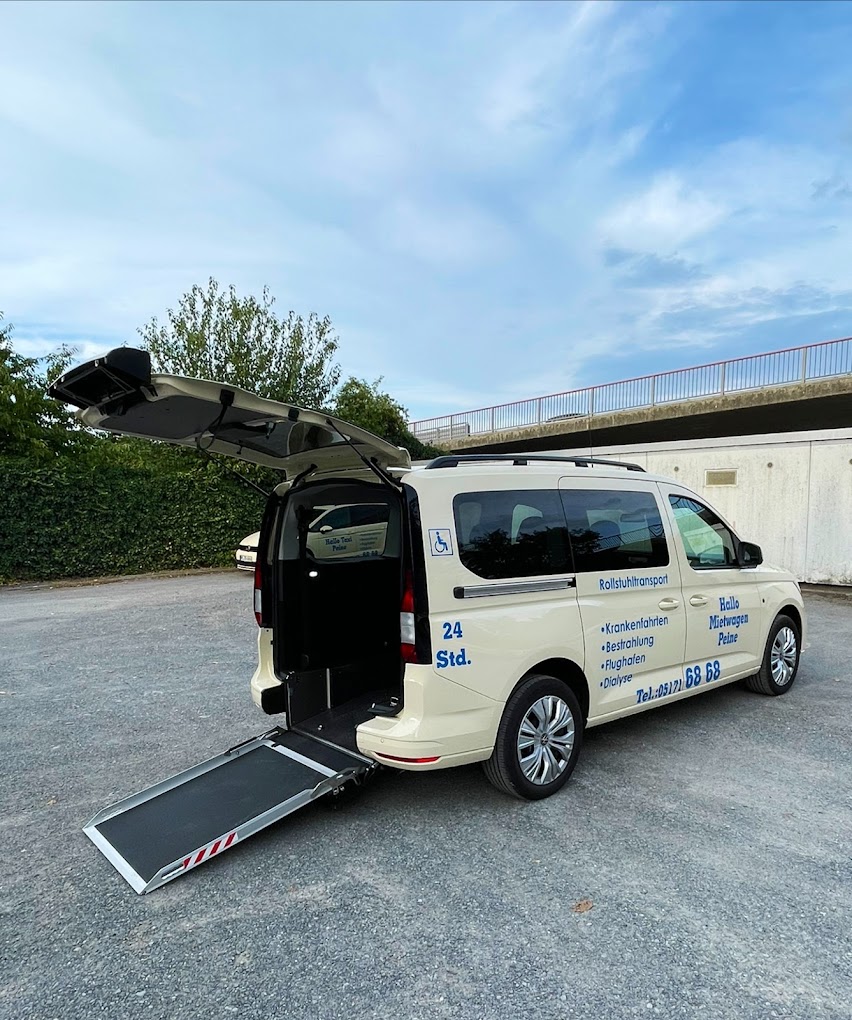 Rollstuhlfahrzeug mit geöffneter Heckklappe und ausgeklappter Rampe.