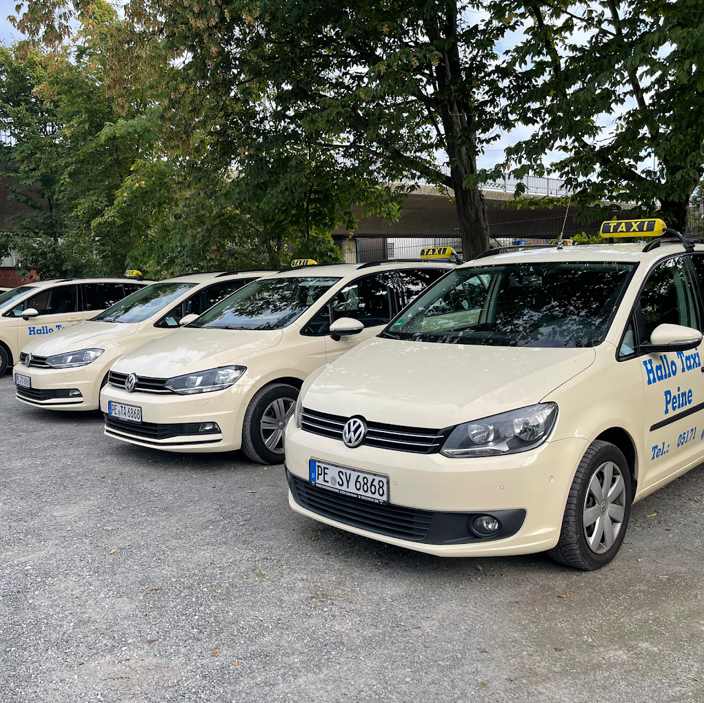 VW-Touran-Taxis von Hallo Taxi Peine nebeneinander.